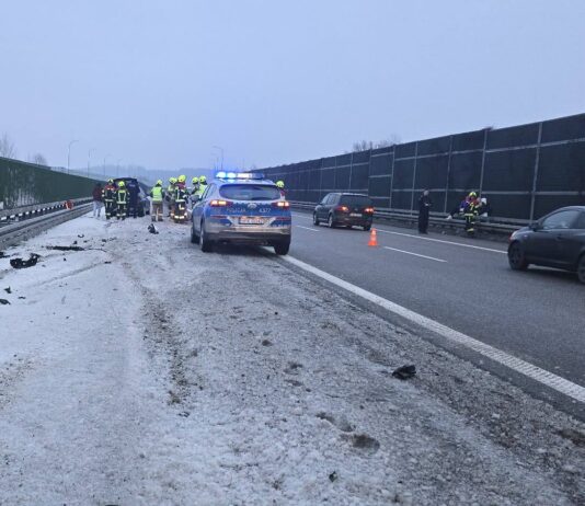 Groźna kolizja na autostradzie A4. Samochód uderzył w bariery uderzenie w bariery a4