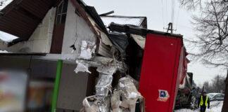 ciężarówka wjechała w budynek
