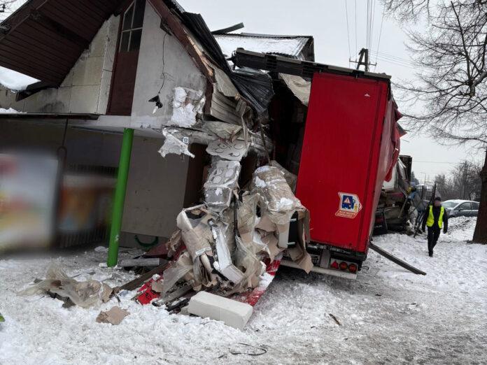 ciezarowka-wjechala-w-budynek-03 ciężarówka wjechała w budynek