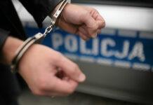 33-latek miał wielokrotnie gwałcić syna swojej partnerki. Matka wiedziała o dramacie dziecka? człowiek w kajdankach