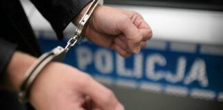 człowiek w kajdankach