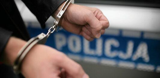 człowiek w kajdankach