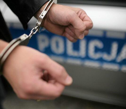 33-latek miał wielokrotnie gwałcić syna swojej partnerki. Matka wiedziała o dramacie dziecka? człowiek w kajdankach