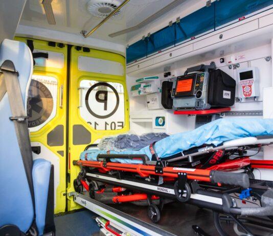 Dramat na skrzyżowaniu w Rzeszowie. Kobieta zaczęła rodzić po zderzeniu aut wnętrze karetki