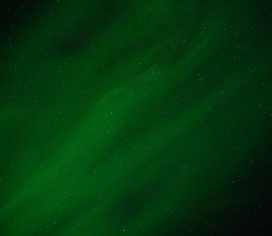 Nocne niebo zapłonęło kolorami. Odżyła teoria o sztucznym pochodzeniu zorzy nad Podkarpaciem zielona zorza polarna