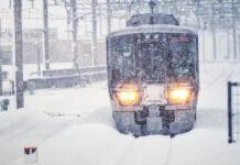 Niebezpieczna sytuacja na torach kolejowych z udziałem myśliwych. Maszynista musiał hamować