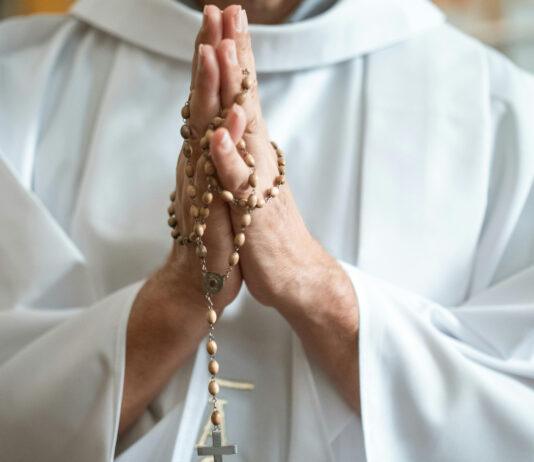 Ksiądz oskarżony o molestowanie ministranta. Dramat chłopca miał trwać latami. W marcu decyzja sądu? ksiądz