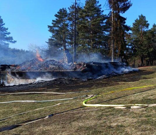 Bieszczady: Ogień trawi drewniany pensjonat. Są poszkodowani pożar trójca