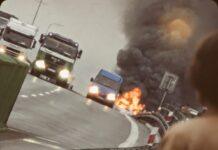 Płonące auto na S19. Fatalny wypadek pod Rzeszowem, trasa całkowicie zablokowana pożar auta S19