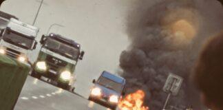 Płonące auto na S19. Śmiertelny wypadek pod Rzeszowem, trasa całkowicie zablokowana pożar auta S19