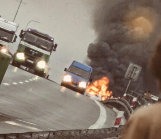 Płonące auto na S19. Fatalny wypadek pod Rzeszowem, trasa całkowicie zablokowana pożar auta S19