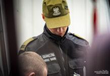 Ukrainiec chciał przekupić strażników granicznych. Podczas kontroli wyciągnął banknot