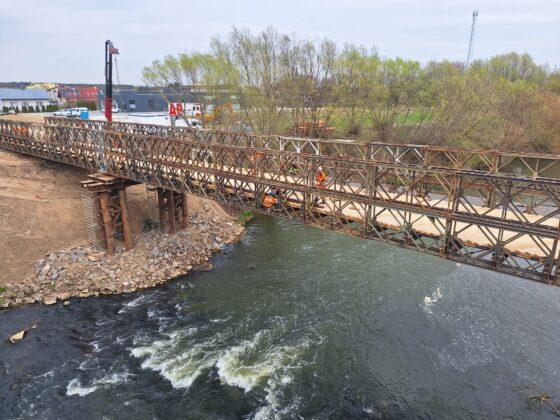 budowa mostu tymczasowego w Dąbr&oacute;wkach