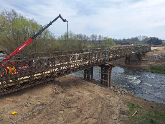 budowa mostu tymczasowego w Dąbr&oacute;wkach