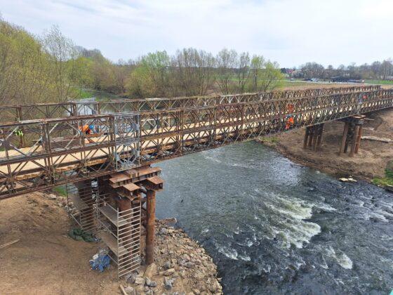 budowa mostu tymczasowego w Dąbr&oacute;wkach