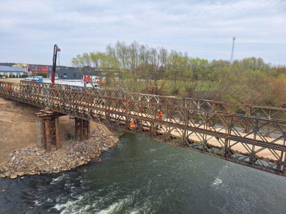 budowa mostu tymczasowego w Dąbr&oacute;wkach