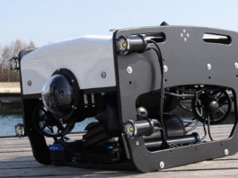 Policyjny „nurek” za 100 tysięcy złotych. Podkarpacka Policja schodzi 300 metrów pod wodę dron policyny