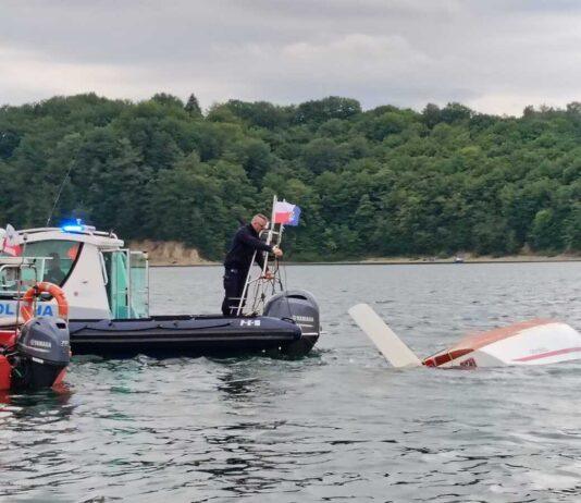 Akcja ratunkowa na Jeziorze Solińskim. Pięć osób wpadło do wody po wywrotce jachtu