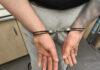 Nocny pościg za brutalnym napastnikiem. Zaatakował kobietę, potem rzucił się na policjantów