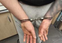 Nocny pościg za brutalnym napastnikiem. Zaatakował kobietę, potem rzucił się na policjantów