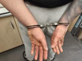 Nocny pościg za brutalnym napastnikiem. Zaatakował kobietę, potem rzucił się na policjantów