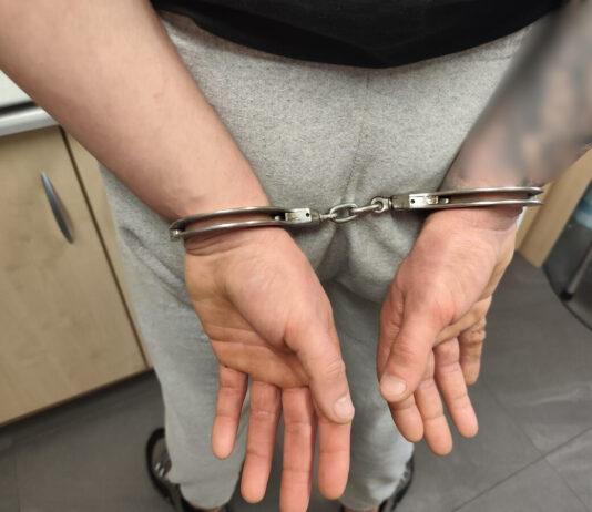 Nocny pościg za brutalnym napastnikiem. Zaatakował kobietę, potem rzucił się na policjantów