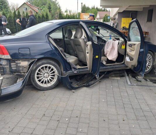 Dwa miesiące za kółkiem i koniec. 18-latek rozbił Volvo na ogrodzeniu wypadek Volvo