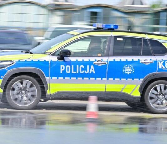 Zderzenie dwóch samochodów przy węźle S19. Jeden pojazd w rowie