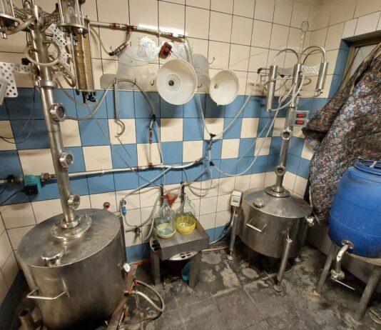 Służby były bezlitosne. Ponad 600 litrów bimbru poszło pod klucz, nici z procentów! bimber