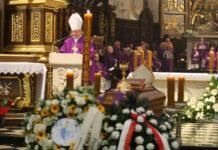 Tłumy żegnały arcybiskupa Józefa Michalika. “Był przekonany, że pasterz nie może milczeć”