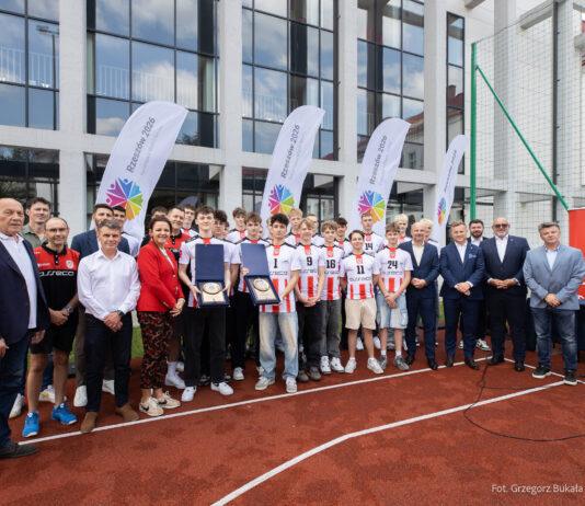 Piasek, słońce i sportowe emocje w sercu miasta. Rzeszów staje się światową stolicą plażówki siatkówka plażowa
