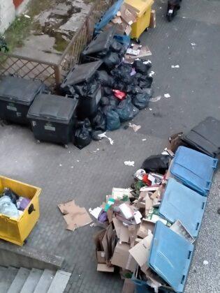 śmieci na Rynku w Rzeszowie