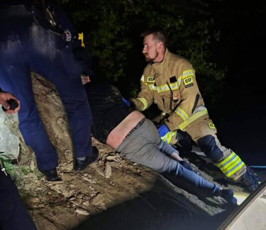 Mężczyzna tonął – policjanci go słyszeli, ale nie mogli znaleźć w ciemnościach tonący solina