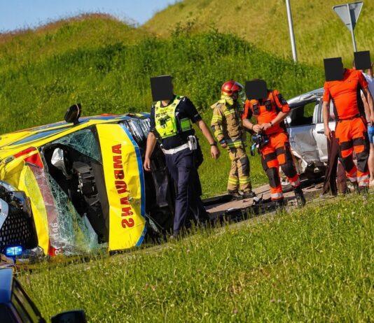 Koszmarny poranek na obwodnicy. W zderzeniu z karetką zginął 83-latek, ratownicy w szpitalu wypadek przemyśl karetka osobówka zderzenie