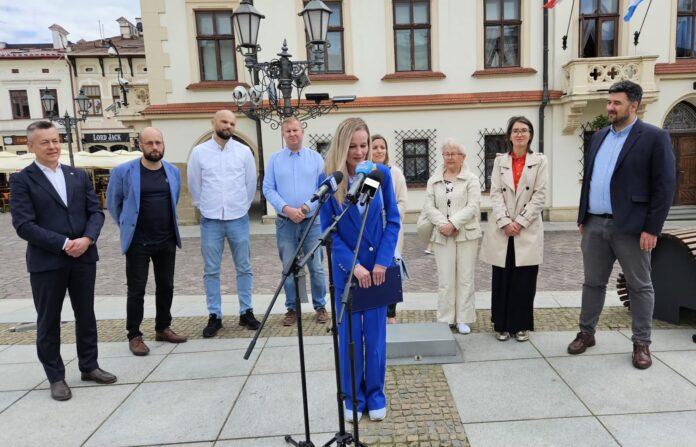 elzbieta-niedzielska-razem-dla-rzeszowa-konferencja-przed-ratuszem-rzeszow-04 Elżbieta Niedzielska Rzeszów