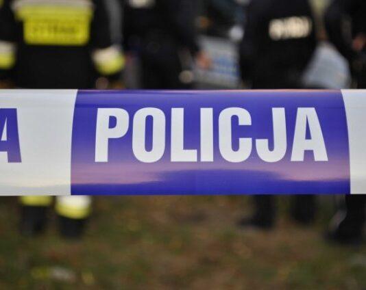 Tragiczne odkrycie policji. Zwłoki mężczyzny przed budynkiem
