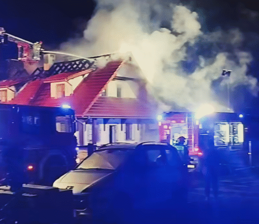 Nocny pożar domu jednorodzinnego w Rzeszowie. Palił się dach szeregówki