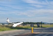Groźny incydent na lotnisku. Szybowiec na ogrodzeniu szybowiec krosno wypadek