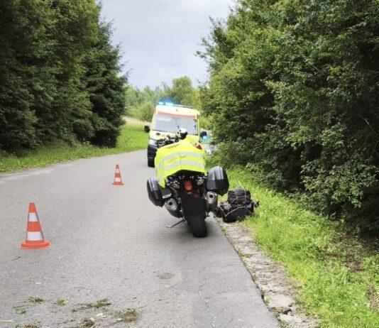 Zderzenie motocykla z rowerem. Poszkodowane trzy osoby