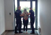 Rozbiła mu butelkę na głowie i patrzyła, jak mdleje. Potem bezczelnie go okradła atak butelką