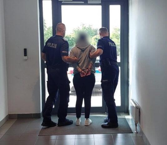 Rozbiła mu butelkę na głowie i patrzyła, jak mdleje. Potem bezczelnie go okradła atak butelką