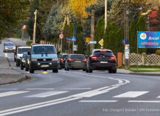 Nowe oświetlenie po wielokrotnych apelach w Rzeszowie. Mieszkanka: „Czekam 14 lat”