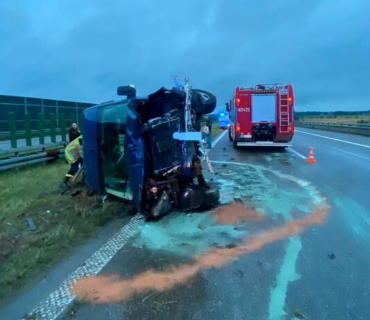 Nocny wypadek na autostradzie A4. Bus wypadł z jezdni, są ranni