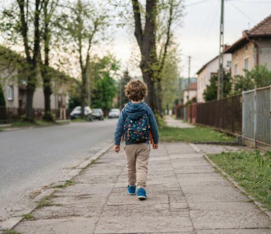 4-latek samodzielnie otworzył drzwi i wyszedł z mieszkania. Zwrócił uwagę policji