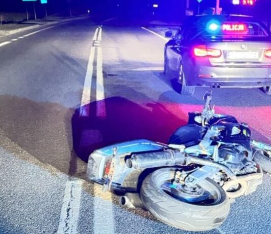 Pędził motocyklem z obcą tablicą, uciekał przed policją. 19-latek zatrzymany po kolizji z radiowozem motocykl