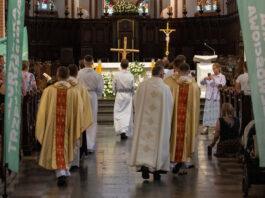 Idą z Warszawy na Podkarpacie modlić się o trzeźwość narodu. Wyjątkowa pielgrzymka młodzieży