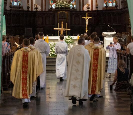 Idą z Warszawy na Podkarpacie modlić się o trzeźwość narodu. Wyjątkowa pielgrzymka młodzieży