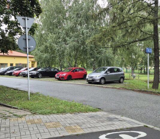 Postoje TAXI w Rzeszowie. Puste, bezużyteczne lub zajmujące chodniki?