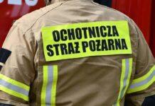 Pożar 30 arów łąki. Poparzony mężczyzna trafił do szpitala