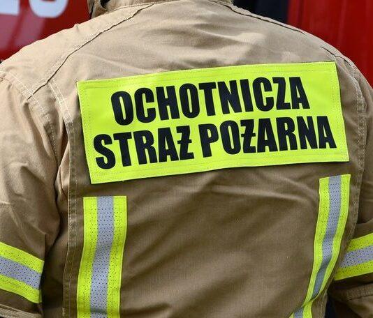 Pożar 30 arów łąki. Poparzony mężczyzna trafił do szpitala